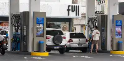 Petroleras en alerta: el plan conjunto que preparan para los surtidores si el barril no deja de subir