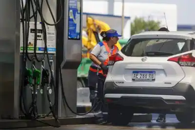 La nafta en Argentina: el precio que se dispara por una crisis que nadie vio venir