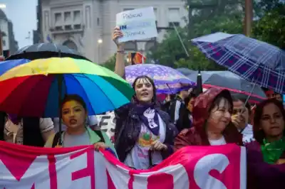 Lluvia y reclamos: así fue la marcha que no se detuvo en el corazón de Tucumán