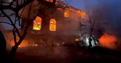 Rusia intensifica la guerra con un masivo ataque a Kiev horas antes de un encuentro clave Trump-Zelenski