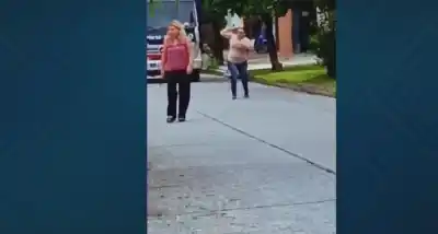 Escándalo en la puerta de una escuela: una pedagoga fue atacada por la madre de un exalumno