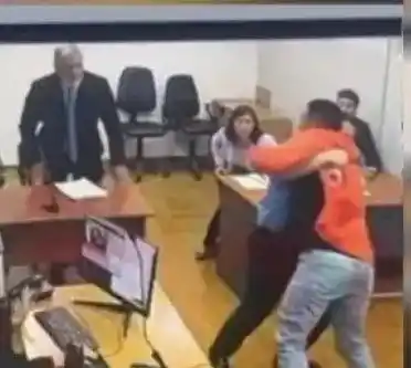Un preso estalla de furia en una audiencia judicial de San Juan: intentó agredir al fiscal y destrozó un televisor