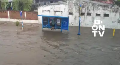 Caos en la avenida Jujuy: el puente de la escuela Griet se convierte en un río desbordado