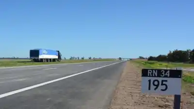 Una familia tucumana volcó en la ruta 34 tras una maniobra en Santiago del Estero