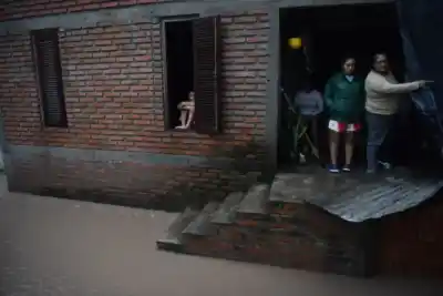 Inundación sorpresa en La Madrid: El río Marapa se desbordó y cubrió la calle principal