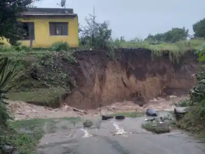 El temporal en el sur tucumano dejó una imagen aterradora: una barranca que se “tragó” el terreno a metros de una casa