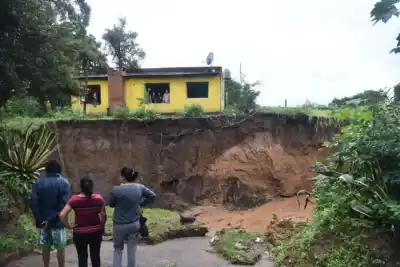 Vecinos de La Cocha viven con el alma en vilo: el temporal dejó un socavón que amenaza con llevarse todo