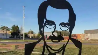 Google Maps cometió un error histórico: confundió un monumento a Raúl Alfonsín con uno a Saddam Hussein