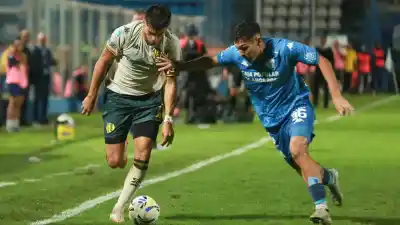 Falcioni no pudo con la maldición: el penal que congeló el Monumental y dejó al Decano en la cuerda floja