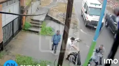 Pozo oculto bajo el agua: la peligrosa trampa que atrapó a una motociclista en plena calle