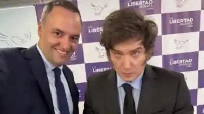Milei sale al cruce con teoría económica para defender a Adorni en medio de la polémica por su esposa