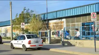 Violencia en Comodoro Rivadavia: Una madre golpea a un alumno y a dos docentes tras discutir por notas