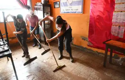 La Madrid: Así trabajan cuadrillas de toda la provincia para levantar la localidad tras la inundación