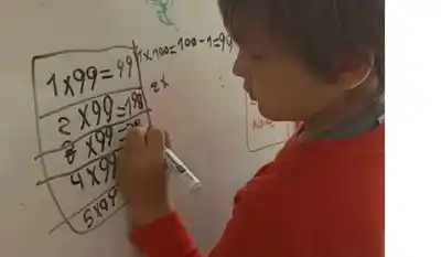 Un niño platense con una mente brillante y la batalla contra un sistema que no lo entiende