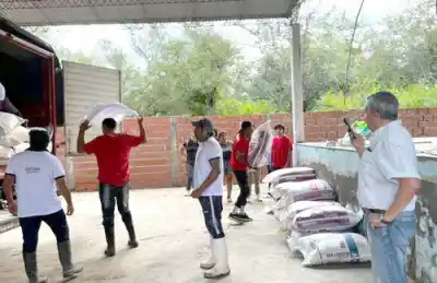 La Madrid: Descarga masiva de alimento en pleno centro y prometen más ayuda para los productores