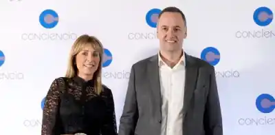 Denuncia contra Adorni se amplía: investigan contratos de la consultora de su esposa con empresas del Estado