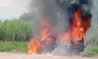 Incendio en ruta tucumana: un vehículo de traslado de personas con discapacidad quedó reducido a cenizas