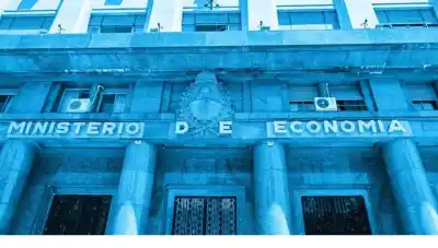 Reestructuración en Economía: Eliminan siete áreas mientras Caputo está en el exterior