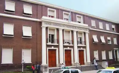 Violento asalto en El Ángel: Entraron con máscara de payaso y dejaron a una familia en shock