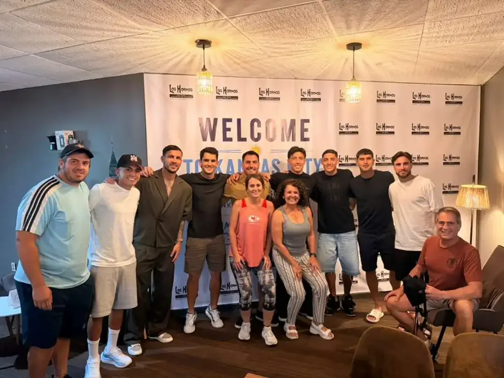 Los campeones junto a los dueños del local en Kansas City