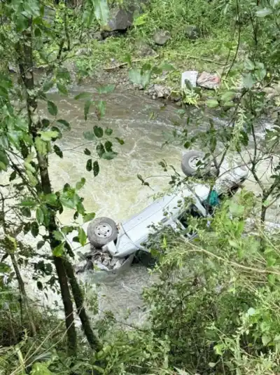 Se durmió al volante en la Ruta 307: la camioneta voló 30 metros por un precipicio