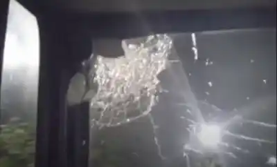 Impactante ataque en la autopista: Una piedra pasó a centímetros del conductor de un colectivo