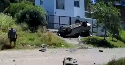 La huida de dos ladrones de ruedas termina en un espectacular vuelco en Mar del Plata