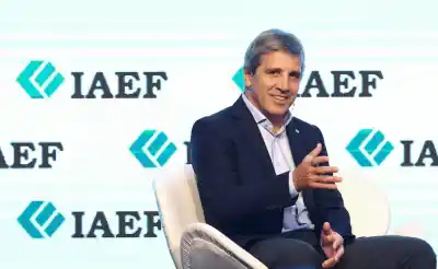 Caputo sobre la inflación: “No podemos forzar a los argentinos a tener pesos en el bolsillo”
