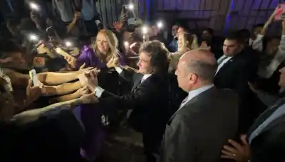 Javier Milei en Tucumán: Saludos, fotos y protestas en una visita de dos caras
