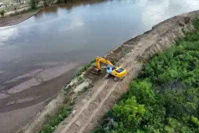 Rescate extremo en Graneros: Dos voluntarios desafían el río Marapa para salvar a un hombre que se negó a evacuar