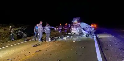 Choque frontal en ruta patagónica: tres muertos y un niño en grave estado tras brutal impacto