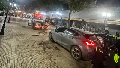 Conductor de 23 años sorprendido manejando su auto por la peatonal de la Casa Histórica