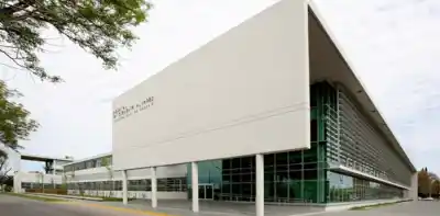 Una agente federal muere en su casa: su hijo adolescente, detenido como sospechoso