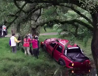 Simoca: Un sacerdote tuvo un violento despiste y su vehículo terminó en un canal