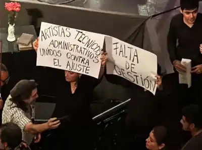 Escándalo en el Teatro San Martín: trabajadores del Ente Cultural protagonizan una protesta que divide aguas