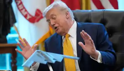 Trump sorprende al mundo: Congela ataques contra Irán y el petróleo se desploma