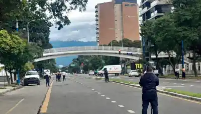 Hombre amenaza con lanzarse desde un puente en plena avenida Mate de Luna y genera caos