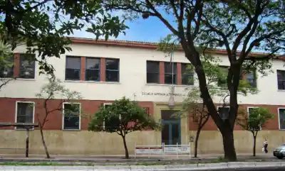 Profesor de la Escuela de Comercio N°1 fue expulsado de por vida: el motivo que conmociona