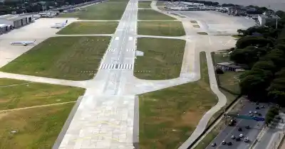 Demoras y desvíos masivos en Aeroparque por una rajadura en la pista