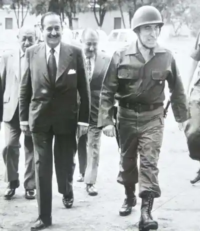 La foto sonriente con Bussi que esconde el amanecer más amargo de un gobernador tucumano