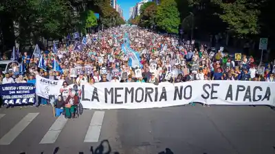 La Plaza de Mayo se llenó de memoria: el reclamo que resonó en el 50º aniversario del golpe