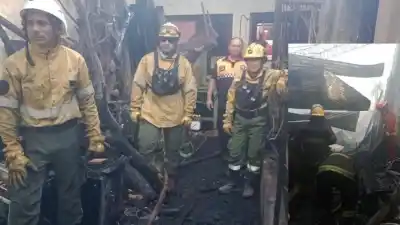 Bomberos de toda la provincia sofocan un intenso incendio en una carpintería de Banda del Río Salí