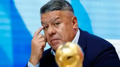 Sin pase libre: el juez le negó al “Chiqui” Tapia una autorización general para salir del país