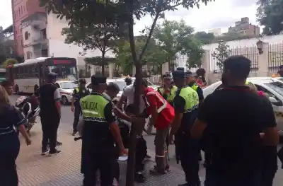 Un niño de 12 años resultó herido en un extraño accidente al bajar de un colectivo en pleno centro