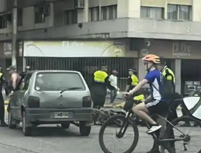 Choque en pleno centro: un auto y una moto colisionaron en una esquina clave de la capital
