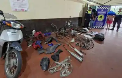 Operativo sorpresa en Plaza Urquiza: la denuncia que desbarató un circuito de motopartes robadas