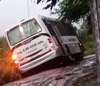 Caos en Chicligasta: Un colectivo escolar quedó atrapado y esto fue lo que pasó con los estudiantes