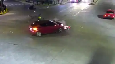 Impactante choque en Tigre: Dos personas salieron volando por el aire y lo que pasó después es increíble