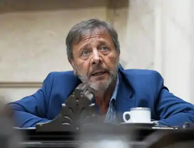 Un diputado exige la cabeza de un ministro clave y revela quién lo mantiene en su puesto