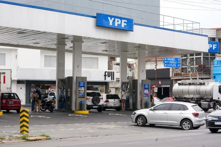 "Si tienen que cargar mañana, mejor carguen hoy", dijo esta semana el presidente de YPF. Foto Maxi Failla